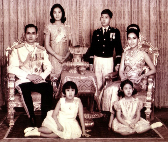 สมเด็จพระเจ้าอยู่หัว มหาวชิราลงกรณ บดินทรเทพยวรางกูร รัชกาลที่ ๑๐