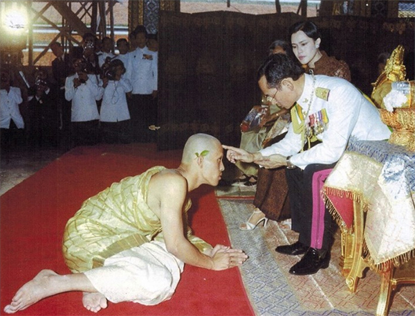 สมเด็จพระเจ้าอยู่หัว มหาวชิราลงกรณ บดินทรเทพยวรางกูร รัชกาลที่ ๑๐